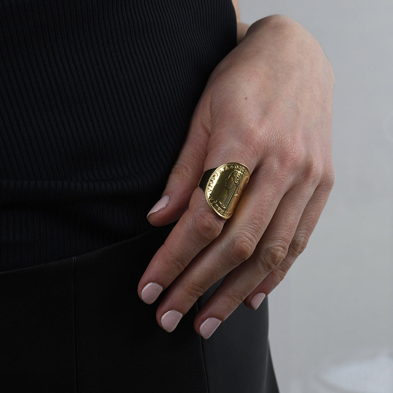 CURVED COIN RING