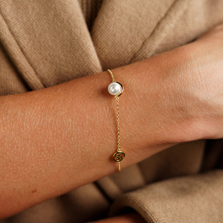 CRESCENT NINE-2-FIVE PEARL BRACELET