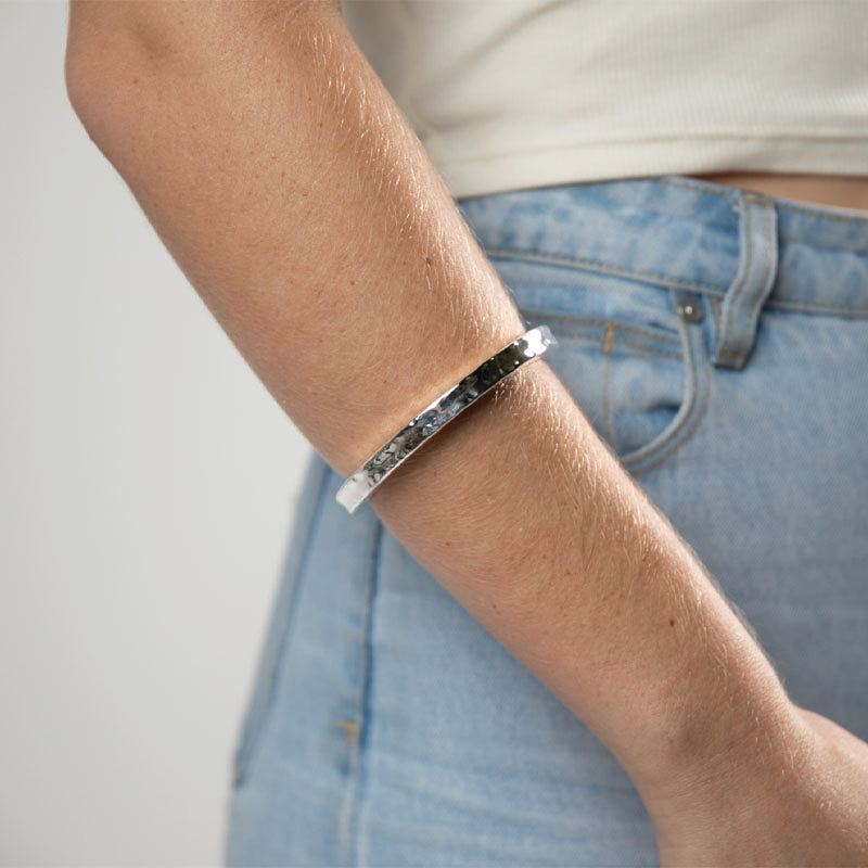 HAMMERED CONCAVE BANGLE