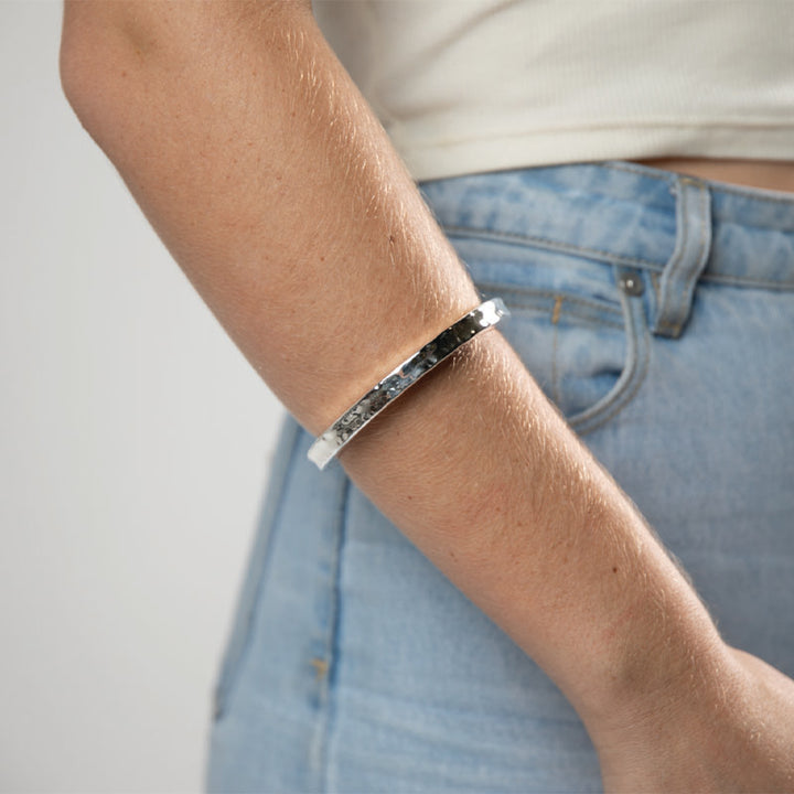 HAMMERED CONCAVE BANGLE