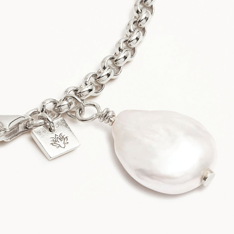 EMBRACE STILLNESS PEARL BRACELET