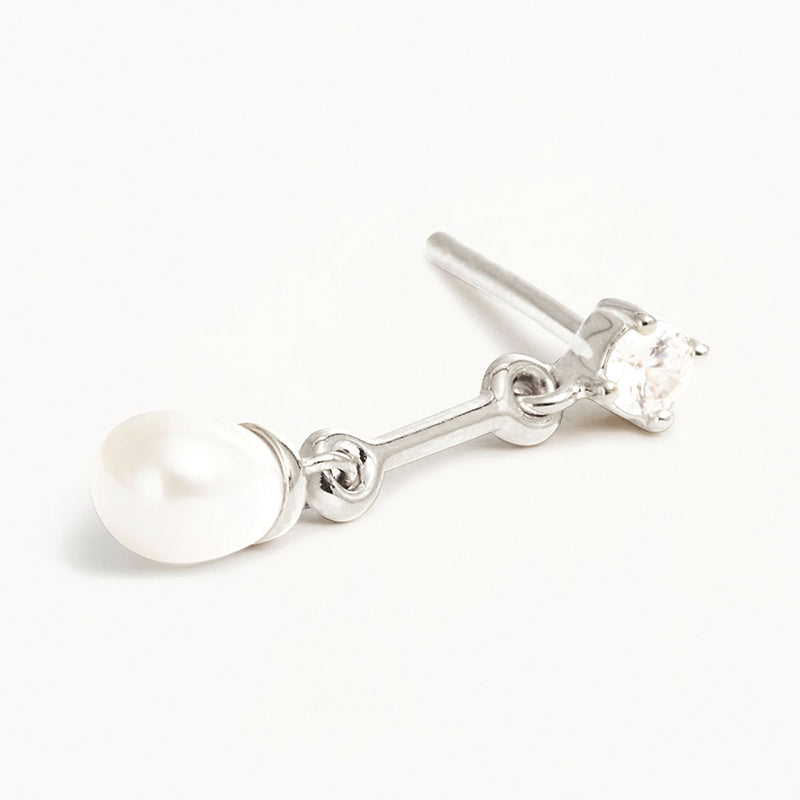 EMBRACE STILLNESS PEARL DROP EARRINGS