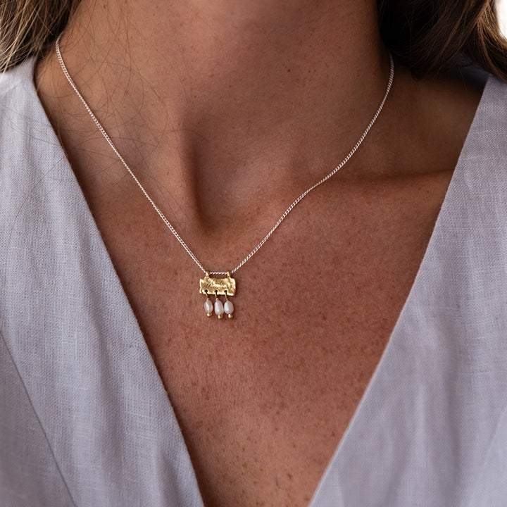 CALM BLUE OCEAN PEARL NECKLACE