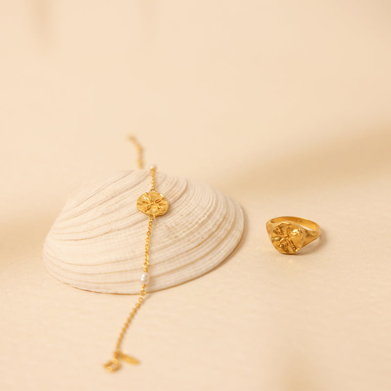 SAND DOLLAR SIGNET RING