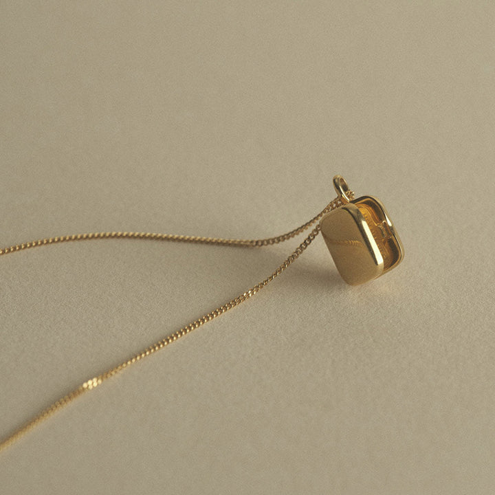 VERA LOCKET