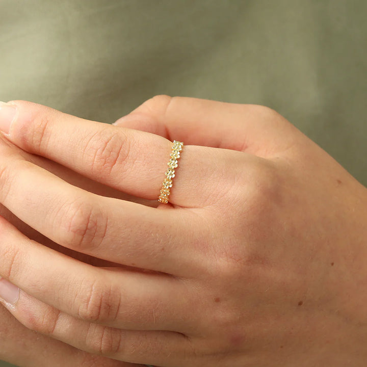 DAINTY DAISY CHAIN RING