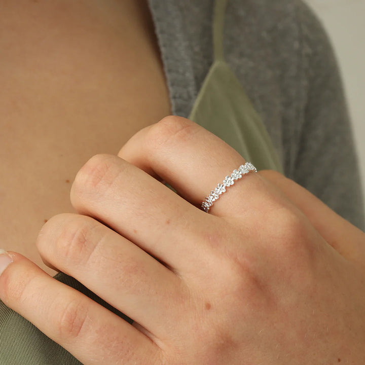 DAINTY DAISY CHAIN RING
