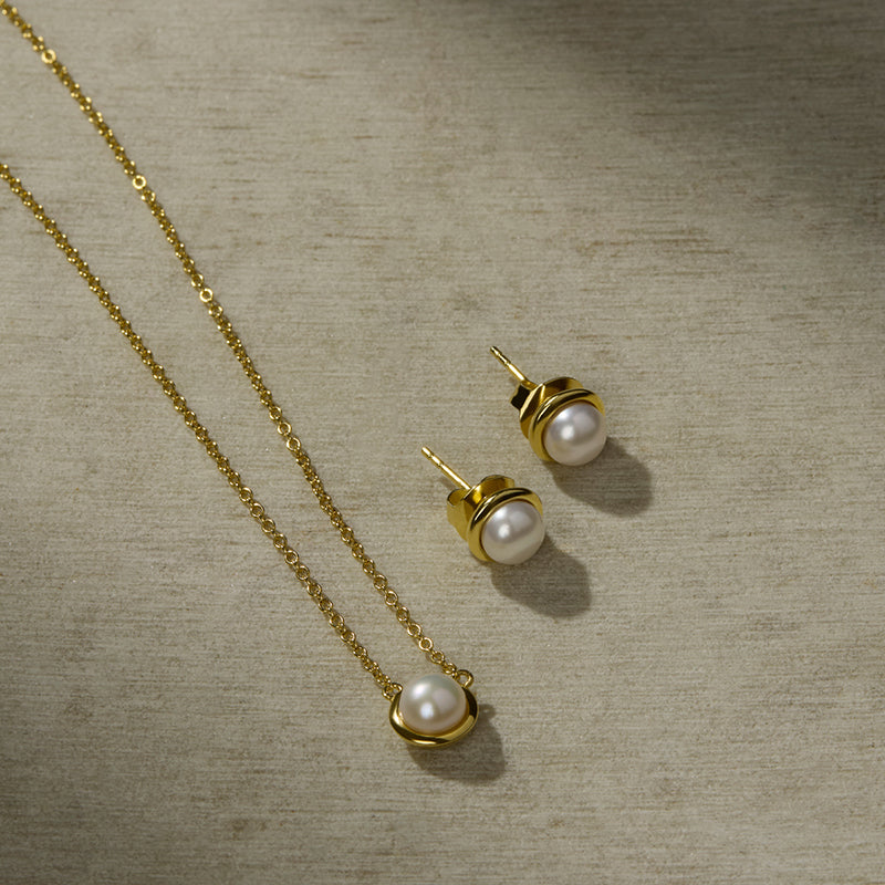 MOONBEAM & PEARL STUD EARRING