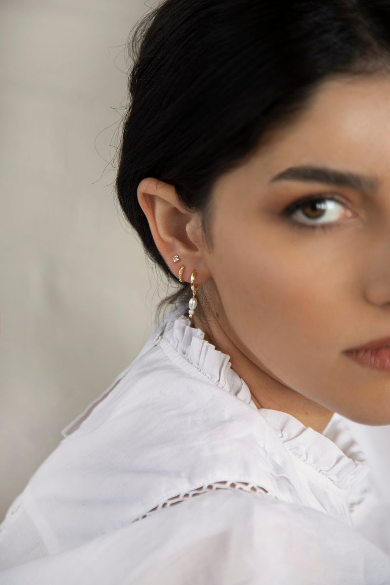 DELICATE PEARL DROP HUGGIES